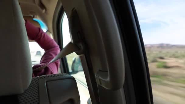 Woman riding in suv — Stock Video