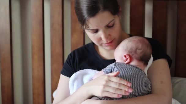 Jovem mãe segurando bebê sonolento — Vídeo de Stock