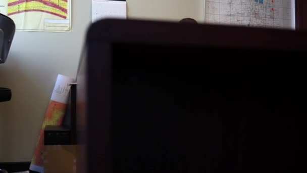 Ahli geologi wanita yang bekerja di komputer — Stok Video