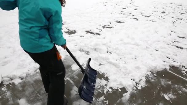 Mujer y niño pequeño paleando nieve — Vídeos de Stock