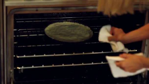 오븐에서 베리 과일 타트 껍질을 복용 하는 여자 — 비디오