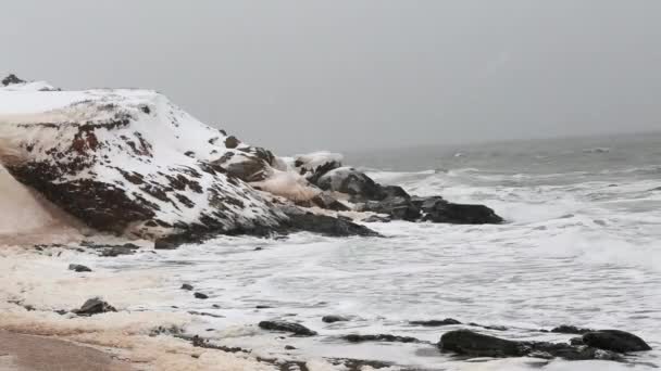 Costa coberta de neve e águas do oceano ásperas — Vídeo de Stock