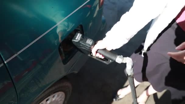 Bir kadın pompalar gaz — Stok video