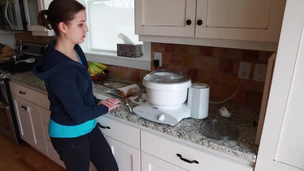 Una mujer haciendo pan usando una batidora — Vídeo de stock