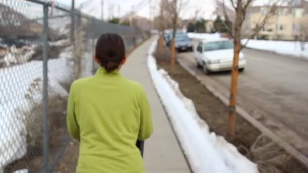 Madre camina con un bebé — Vídeo de stock