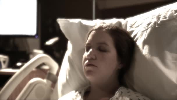 Woman during labor and delivery at hospital dolly — Stock Video