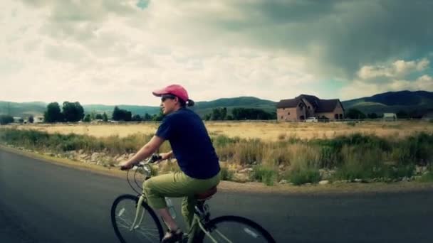 Kadın bir bisiklet yolculuğu — Stok video