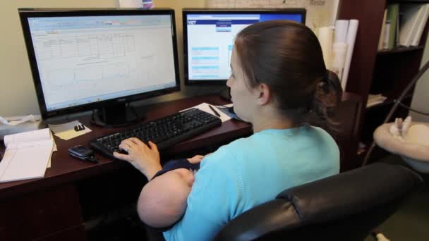 Madre con el bebé trabajando en la oficina — Vídeo de stock