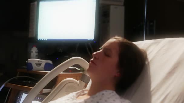 Woman in labor having contractions — Stock Video