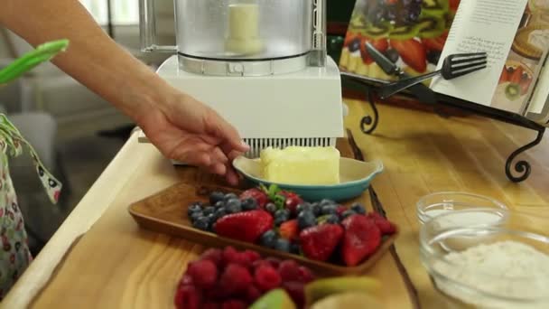 Mujer haciendo una tarta de frutas de bayas — Vídeo de stock