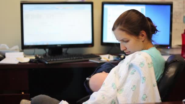 Mãe amamentando seu bebê — Vídeo de Stock