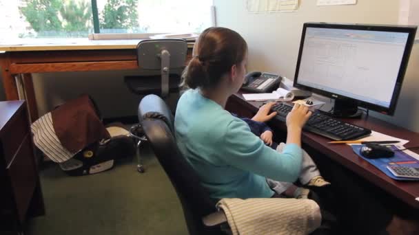 Mère avec bébé travaillant au bureau — Video