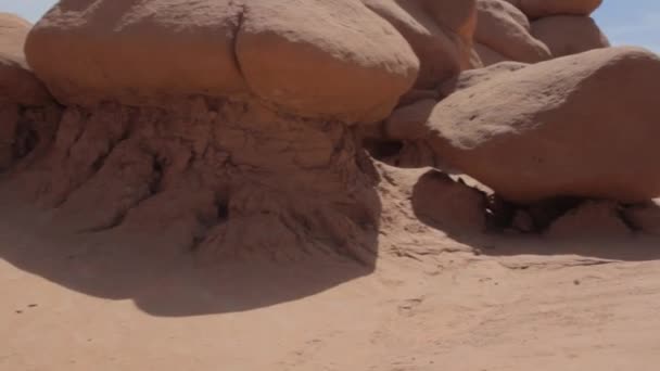 Formations rocheuses dans le Goblin Valley State Park — Video