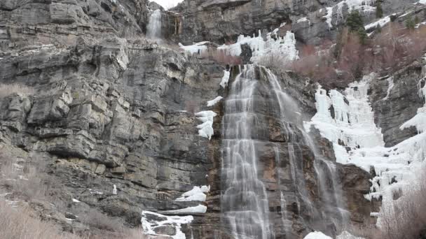 Wasserfall läuft den Berg hinunter — Stockvideo