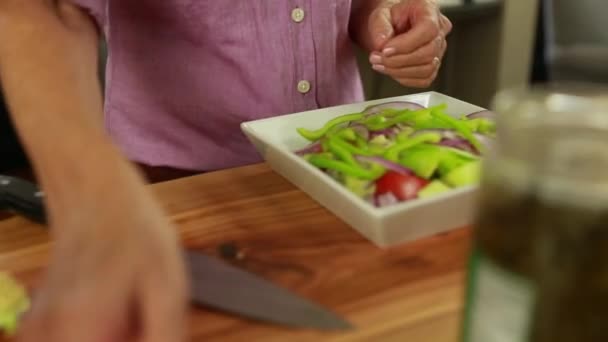 Une femme prépare une salade grecque — Video