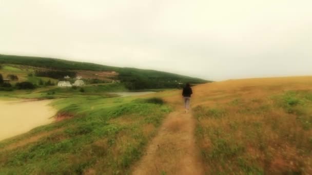 Vrouw wandelingen langs Kaap — Stockvideo