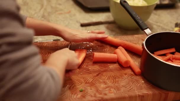 Vrouw koteletten wortelen voor het diner — Stockvideo