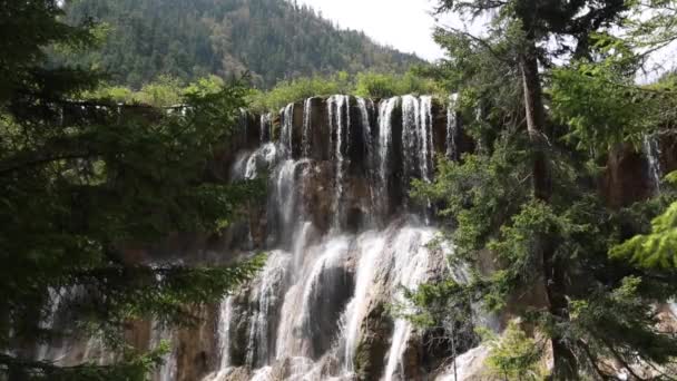 Hermosa cascada en el valle de Jiuzhaigou — Vídeo de stock