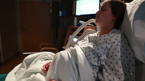 Woman in labor having contractions — Stock Video