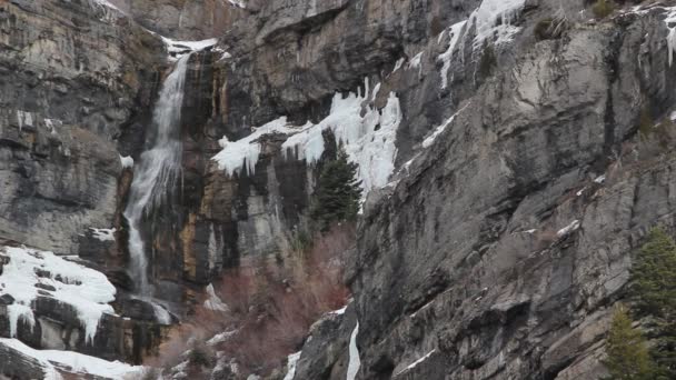 Cascade descendant la montagne — Video