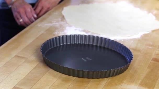 Femme vérifiant la taille de la pâte à tarte — Video