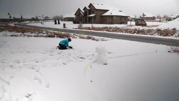 Vrouw maken sneeuwpop — Stockvideo