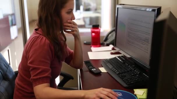 Робоча мати в офісі — стокове відео