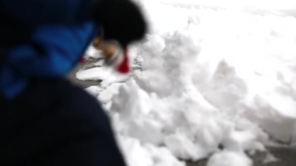 Mujer y niño pala nieve — Vídeos de Stock