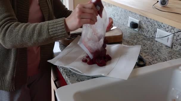 Жінка сушить сире м'ясо — стокове відео