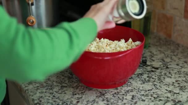 Mujer haciendo palomitas de maíz — Vídeo de stock