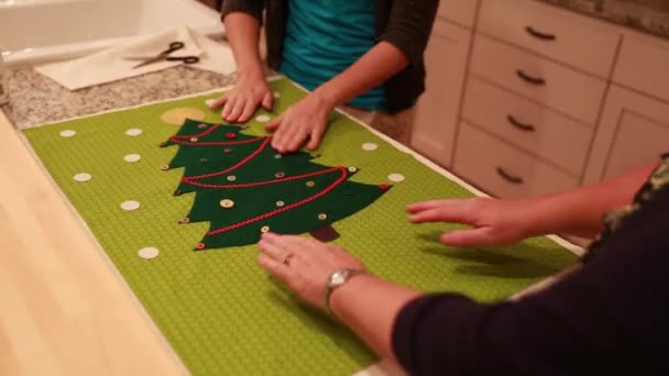 Mulheres fixando calendário handade — Vídeo de Stock