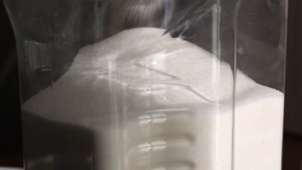 Наполнение пищевого контейнера сахаром — стоковое видео