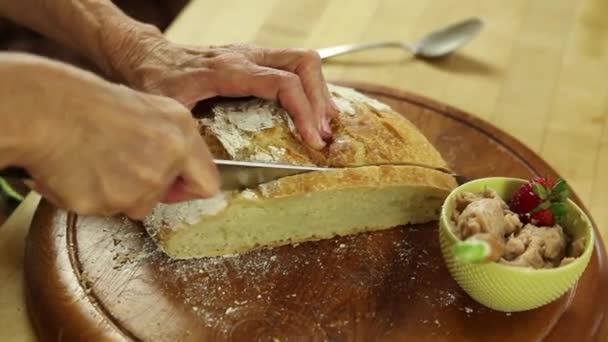 Mulher cortando pão — Vídeo de Stock