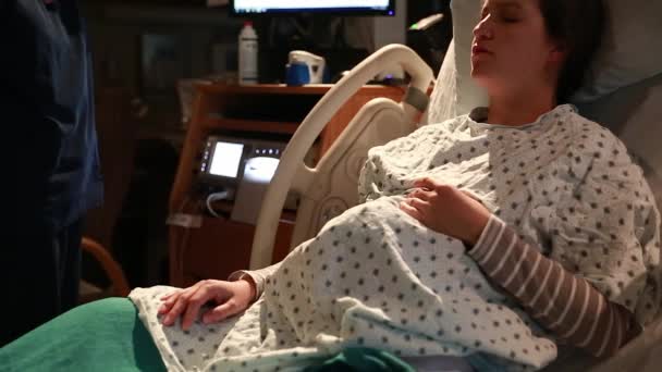 Woman in labor having contractions — Stock Video