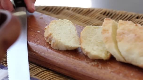 Frau grillt Baguette für Bruschetta — Stockvideo