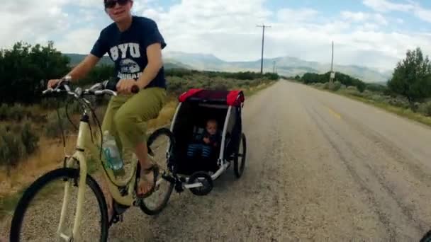 Γυναίκα τραβήγματος bike ρυμουλκούμενο — Αρχείο Βίντεο