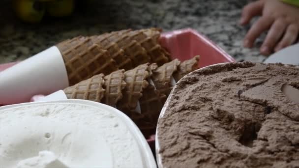 Mujer scoops helado — Vídeos de Stock