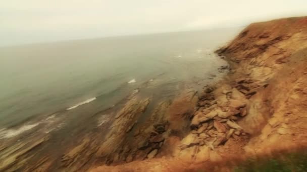 Kıyı şeridi boyunca kayalıklarla — Stok video