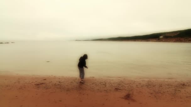 海に石をスキップの女性 — ストック動画