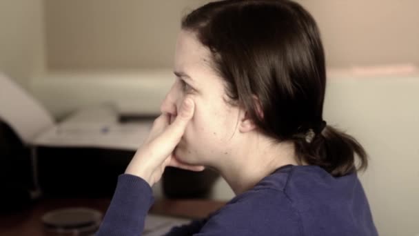 Γυναίκα που εργάζεται στον υπολογιστή — Αρχείο Βίντεο