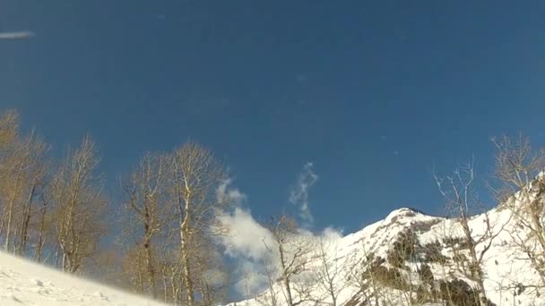 Winderig besneeuwde bergen — Stockvideo