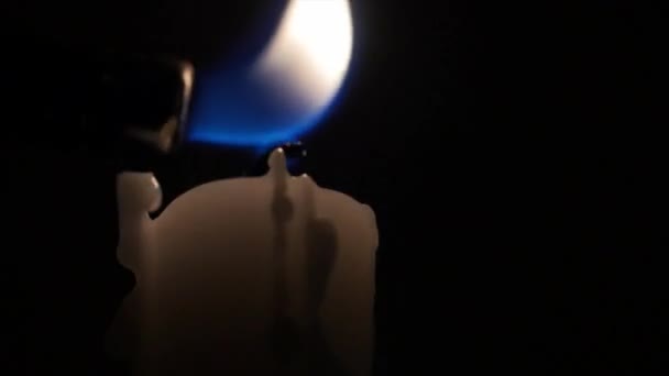 Leuchter mit einer Flamme — Stockvideo