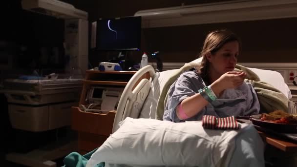 分娩后的女人 — 图库视频影像