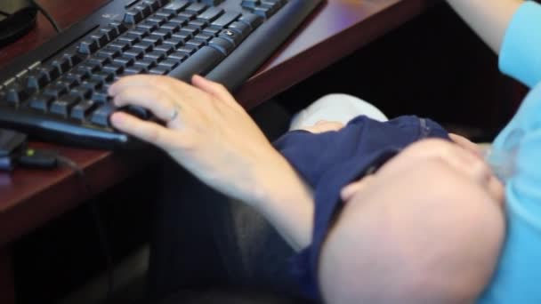 Мати з дитиною працює на комп'ютері — стокове відео