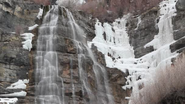 Cascade descendant la montagne — Video