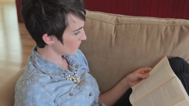 Žena čte knihu — Stock video
