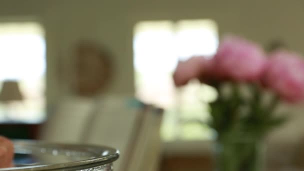 Una mujer haciendo pan — Vídeo de stock