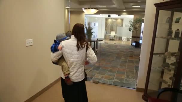 Madre trabajadora dejando la oficina — Vídeo de stock