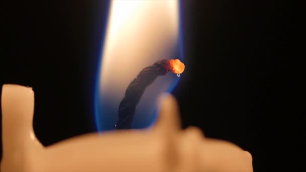 Zapálil svíčku v temné místnosti — Stock video