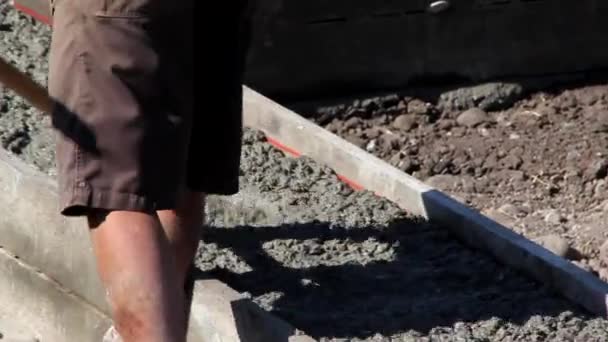 Man som arbetar med cement — Stockvideo